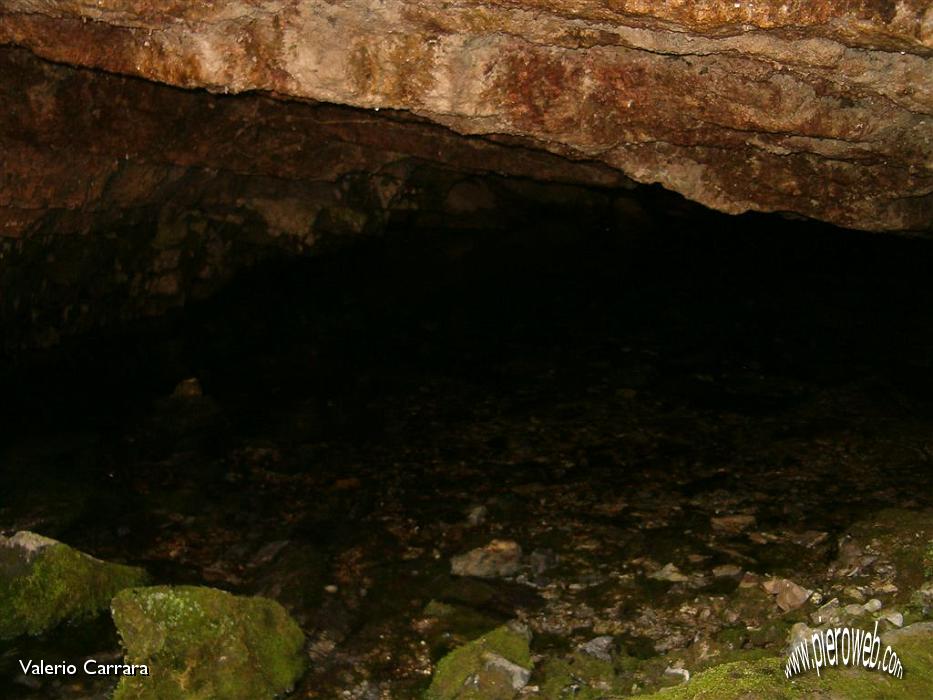 15'  Raggiungiamo la grotta della sorgente.jpg